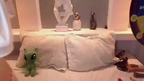 Snapshot of milu_w4llace chatting on 10.03.25 Milu Wallace online show from 10.03.25