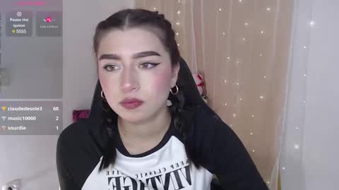 Snapshot of mily_thomson_b chatting on 01.12.25 Mily online show from 01.12.25