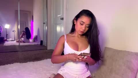 Snapshot of mimibabyxxx chatting on 10.25.25 Mimi Baby online show from 10.25.25