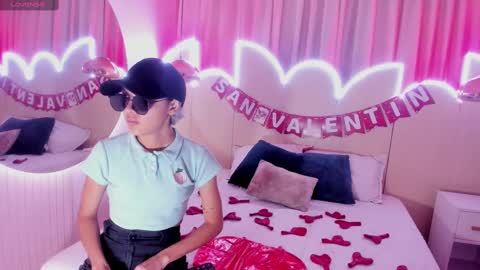 Minji online show from 02.14.25