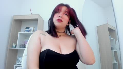 Snapshot of minniee_n chatting on 12.27.24 MINNI online show from 12.27.24