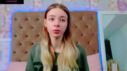 Snapshot of mira_lynxx chatting on 10.27.25 mira_lynxx online show from 10.27.25