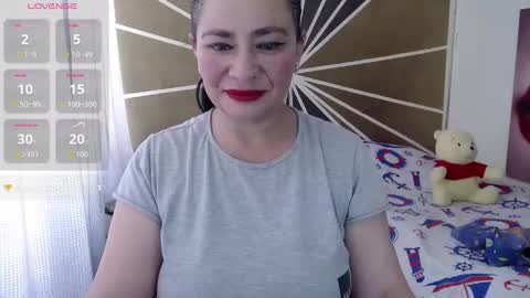 Snapshot of mira_valen chatting on 10.18.25 Vicky online show from 10.18.25