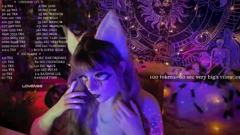 Snapshot of mirareed chatting on 10.28.25 mirareed online show from 10.28.25