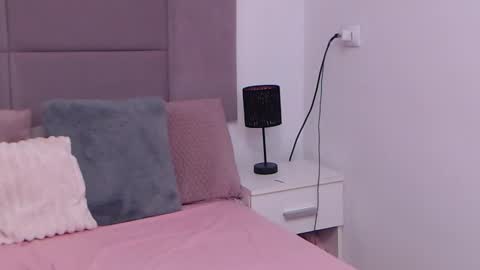 Snapshot of miryamines chatting on 02.08.25 MiryamInes online show from 02.08.25