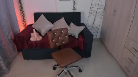 Snapshot of mishelkrave_ chatting on 10.10.25 KRAVE  online show from 10.10.25