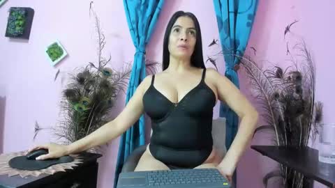 Snapshot of miss_flora chatting on 10.19.25 Monica Patricia online show from 10.19.25