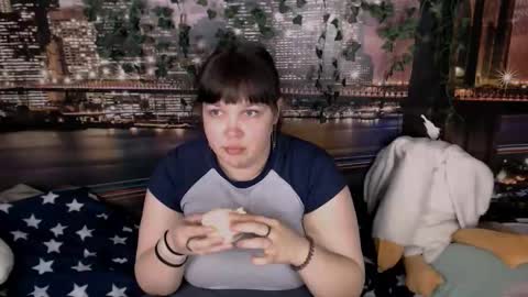 Snapshot of miss_kapriz_love chatting on 10.24.25 Eva online show from 10.24.25