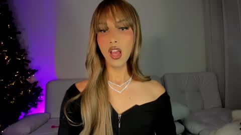 Snapshot of miss_myers chatting on 12.09.24 Goddess Myers thumb up is important for me kisses online show from 12.09.24