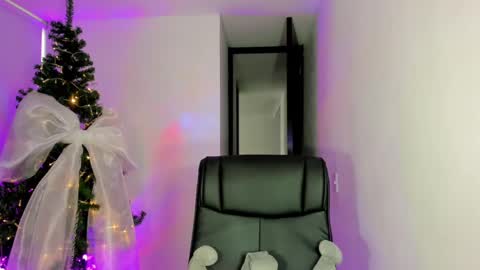 Snapshot of miss_myers chatting on 01.09.25 Goddess Myers thumb up is important for me kisses online show from 01.09.25