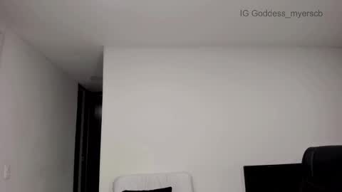 Snapshot of miss_myers chatting on 10.10.25 Goddess Myers thumb up is important for me kisses online show from 10.10.25