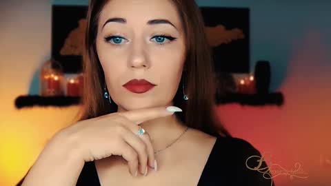 Snapshot of missbeverlymills chatting on 11.06.25 The divine Beverly online show from 11.06.25