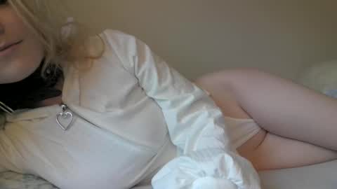 Snapshot of missflood chatting on 03.12.26 missflood online show from 03.12.26