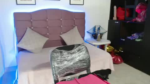 misskarol18 online show from 02.18.25