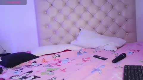 misskatiia online show from 02.15.25