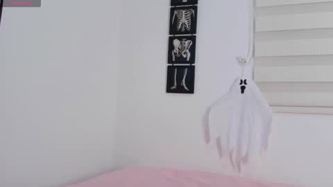 misskatiia online show from 10.30.25