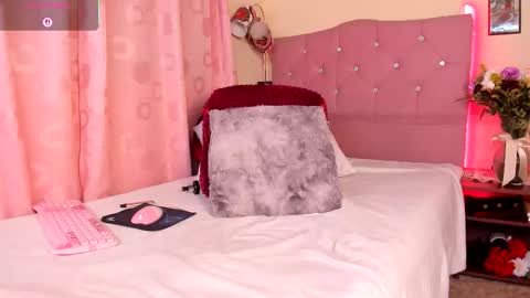 Snapshot of misskendall_hot chatting on 10.28.25 online show from 10.28.25