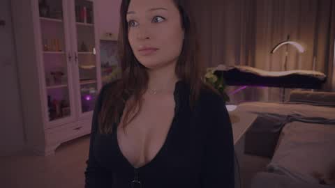 LUXXANDRA online show from 05.25.26