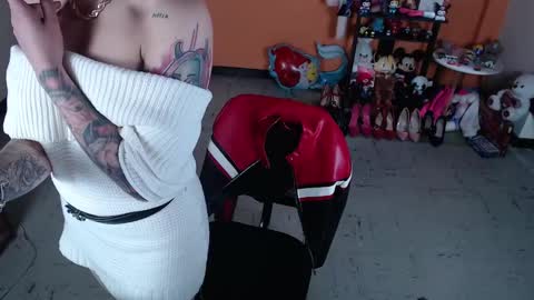 Miss Mia online show from 01.23.25