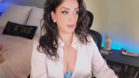 Mina online show from 10.25.25