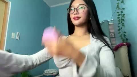 missminervaa online show from 10.04.25