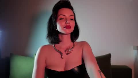 Snapshot of missmirandagd chatting on 10.10.25 online show from 10.10.25