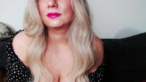 Snapshot of missqueen1416 chatting on 03.10.25 Missqueen1416 online show from 03.10.25