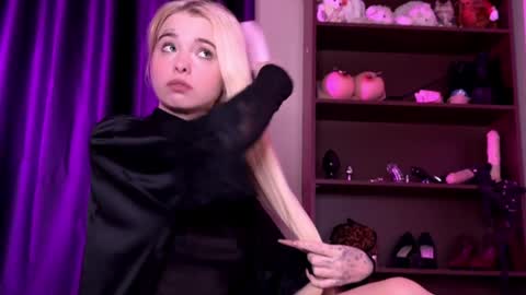 Misss Lola Angel online show from 01.06.25