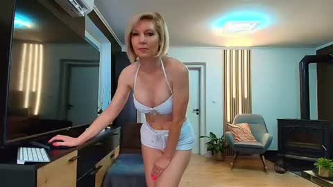 Snapshot of misstayaxxx chatting on 06.15.26 misstayaxxx online show from 06.15.26