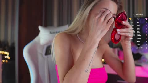 Snapshot of misstics_ chatting on 01.09.25 Eva online show from 01.09.25