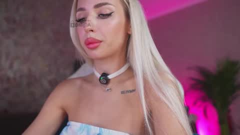 Snapshot of misstics_ chatting on 10.05.25 Eva online show from 10.05.25