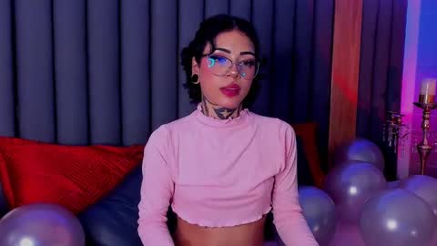 Snapshot of misstomie_ chatting on 12.04.24 Tomiehelp me get to 100 thumbs up online show from 12.04.24