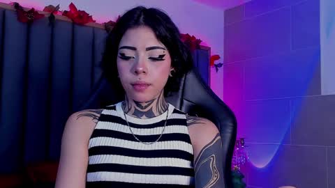 Snapshot of misstomie_ chatting on 12.19.24 Tomiehelp me get to 100 thumbs up online show from 12.19.24