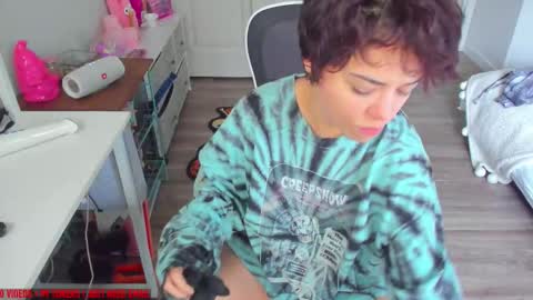 V Nessa online show from 11.14.25