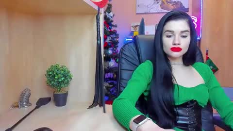 Snapshot of mistress_kristi chatting on 12.06.24 Mistress Kristi online show from 12.06.24