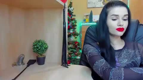 Snapshot of mistress_kristi chatting on 12.10.24 Mistress Kristi online show from 12.10.24