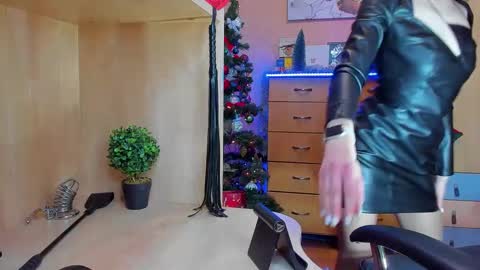Snapshot of mistress_kristi chatting on 12.23.24 Mistress Kristi online show from 12.23.24