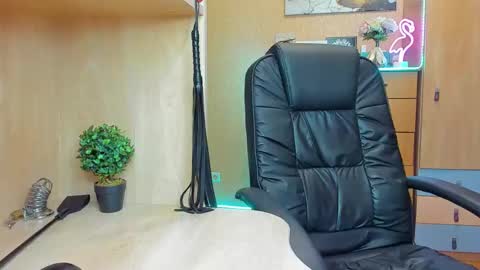 Snapshot of mistress_kristi chatting on 01.27.25 Mistress Kristi online show from 01.27.25