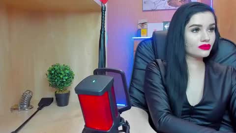 Snapshot of mistress_kristi chatting on 01.31.25 Mistress Kristi online show from 01.31.25