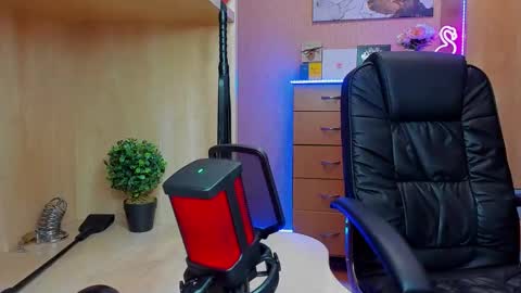 Snapshot of mistress_kristi chatting on 02.06.25 Mistress Kristi online show from 02.06.25
