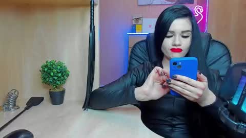 Snapshot of mistress_kristi chatting on 02.19.25 Mistress Kristi online show from 02.19.25