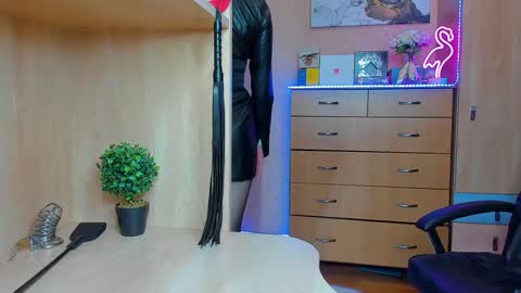 Snapshot of mistress_kristi chatting on 02.21.25 Mistress Kristi online show from 02.21.25