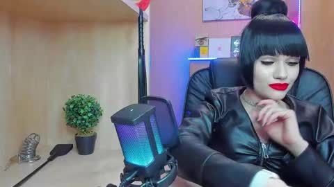 Snapshot of mistress_kristi chatting on 02.21.25 Mistress Kristi online show from 02.21.25