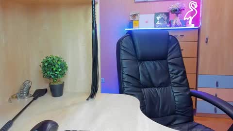 Snapshot of mistress_kristi chatting on 02.26.25 Mistress Kristi online show from 02.26.25