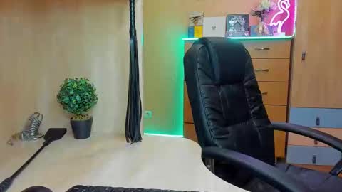 Snapshot of mistress_kristi chatting on 02.28.25 Mistress Kristi online show from 02.28.25