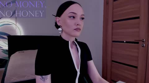Mistress Mia online show from 11.21.25