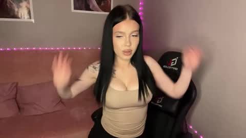 Snapshot of mistress_of_hearts chatting on 09.21.25 Mia online show from 09.21.25