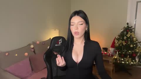 Mia online show from 12.19.25