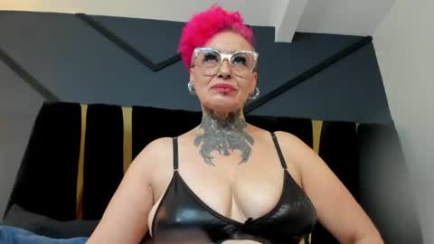Snapshot of mistress_sandy chatting on 06.15.26 Sandy Mistress online show from 06.15.26