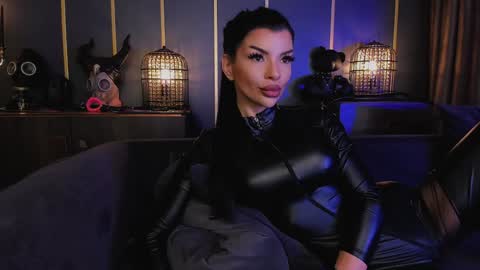 Elenia online show from 12.04.24